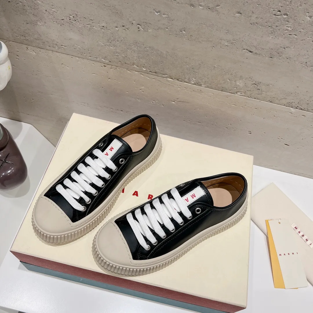 👟👟Ex-factory price 480👟👟 (exclusive top quality) Marni|Mary Jane big head doll shoes‼ ️Upgraded outsole, consistent lasting process with the original version, upgraded to the latest official original packaging‼ ️ Mani’s incomparable and versatile white shoes! I'm tired of the regular white shoes, so I bought a pair of different style thick-soled big-toe shoes. Paris International Fashion Week catwalk model, purchase-level version, all Internet celebrities wear it, Song Zuer, Zhao Lusi, Huo🔥 Show... [4.5cm increased sole] Not bulky, light and soft, comfortable on the feet! It feels very good on your feet and doesn't scratch your feet at all! Extremely comfortable! Daily travel! Wear whatever you like regardless of the occasion, no fear of any dress code, no pressure to dress! ✔Upper: imported cowhide fabric ✔Inner lining: lambskin lining ✔Outsole: exclusive original molded 1:1 rubber outsole! Floating beige is not completely white. Difference between market currencies We are different‼ ️ ✔𝐒𝐢𝐳𝐞: 35-40